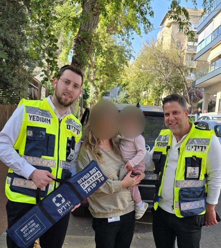 בת שנה וחצי ננעלה בשגגה ברכב במרכז ראשון לציון