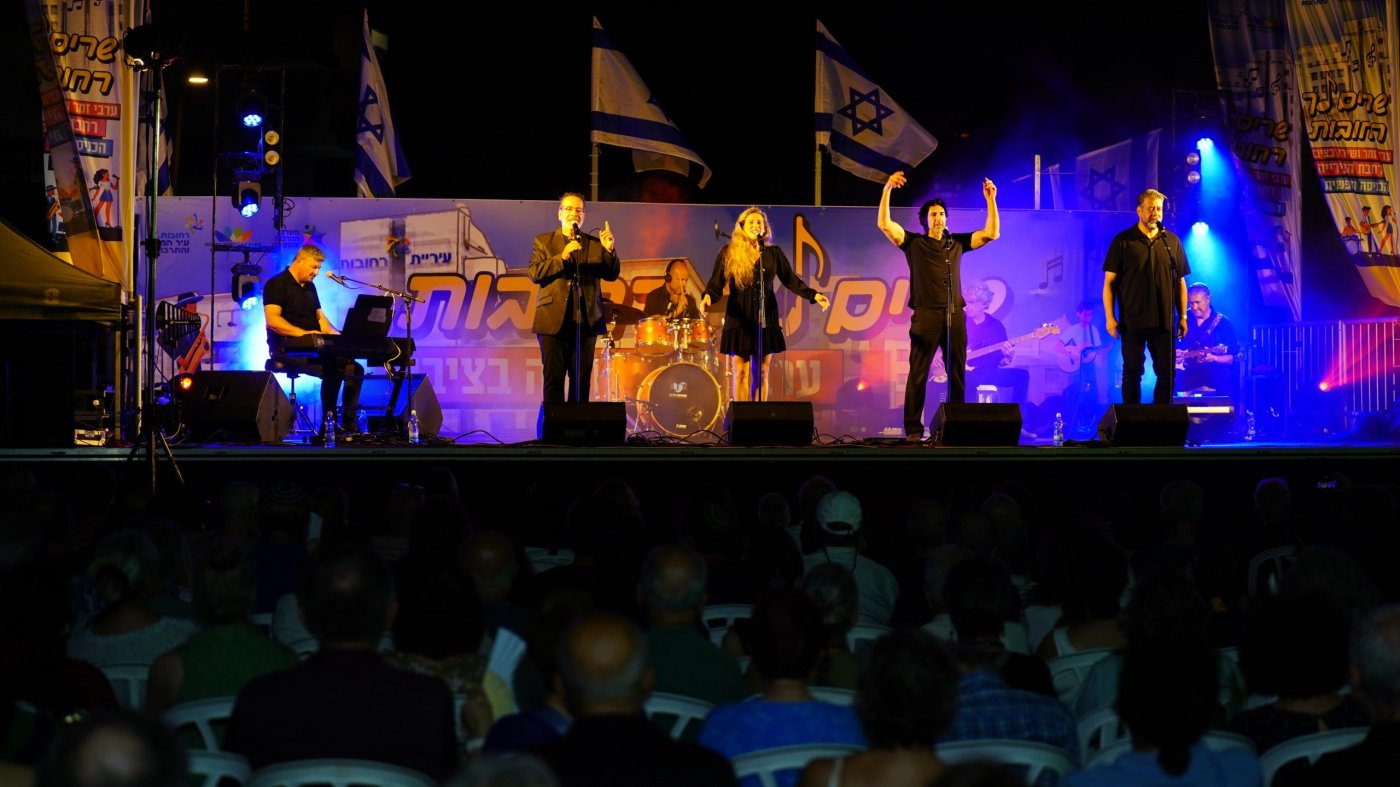 מאות משתתפים בערב הפתיחה המרגש: המופע הראשון בסדרה הנוסטלגית "שרים לך רחובות" יצא לדרך בפעם ה-17