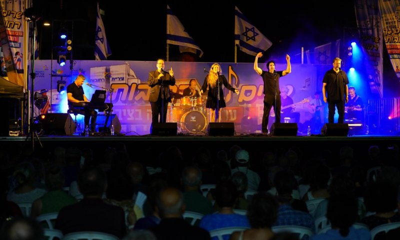 מאות משתתפים בערב הפתיחה המרגש: המופע הראשון בסדרה הנוסטלגית "שרים לך רחובות" יצא לדרך בפעם ה-17