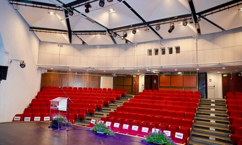 אודיטוריום קליין המחודש בשכונת תל גיבורים פותח שעריו