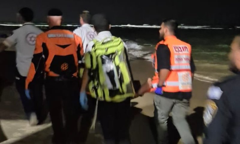 גבר במצב בינוני אחרי שטבע מול חופי בת ים