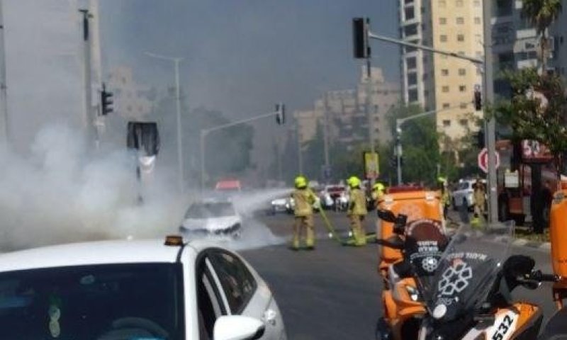 רכב עלה באש בשכונת בן גוריון בחולון