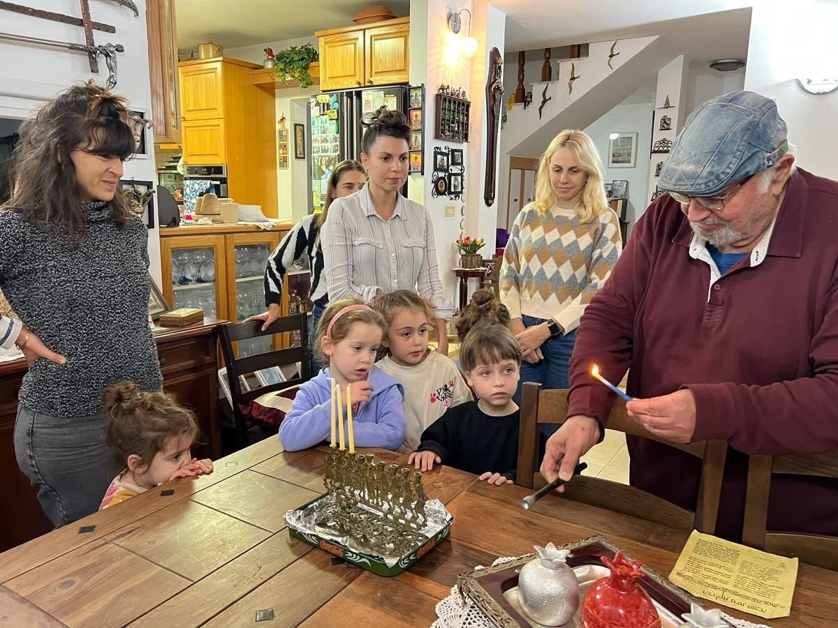 מאות הדלקות נרות עם שורדי שואה ואזרחים ותיקים בראשון לציון
