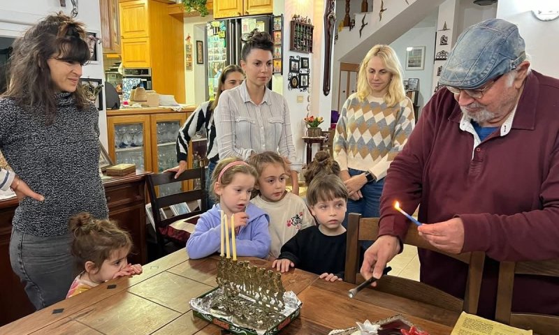 מאות הדלקות נרות עם שורדי שואה ואזרחים ותיקים בראשון לציון