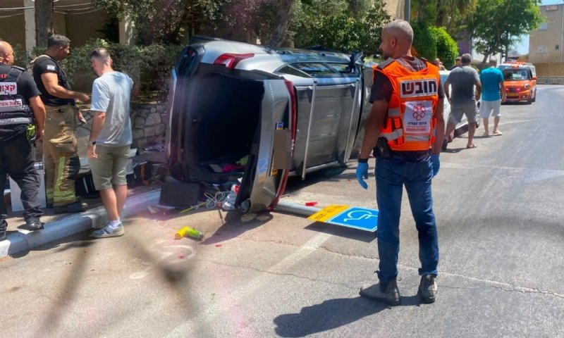 שני פצועים בהתהפכות רכב במרכז ראשון לציון