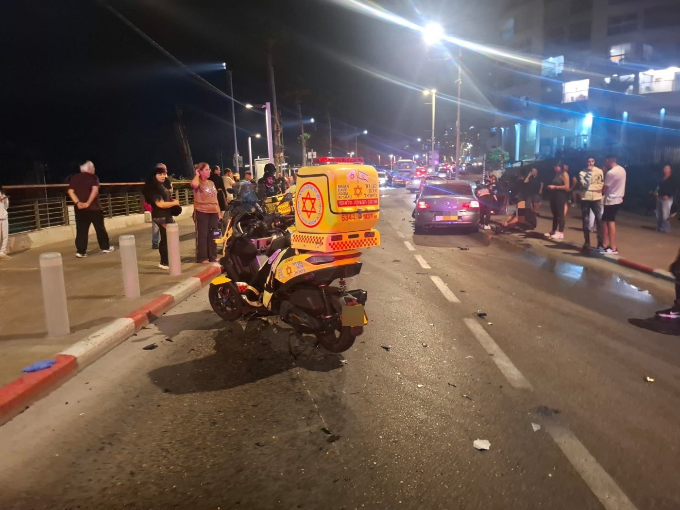 רוכב אופנוע במצב קשה בעקבות תאונה בטיילת בת ים