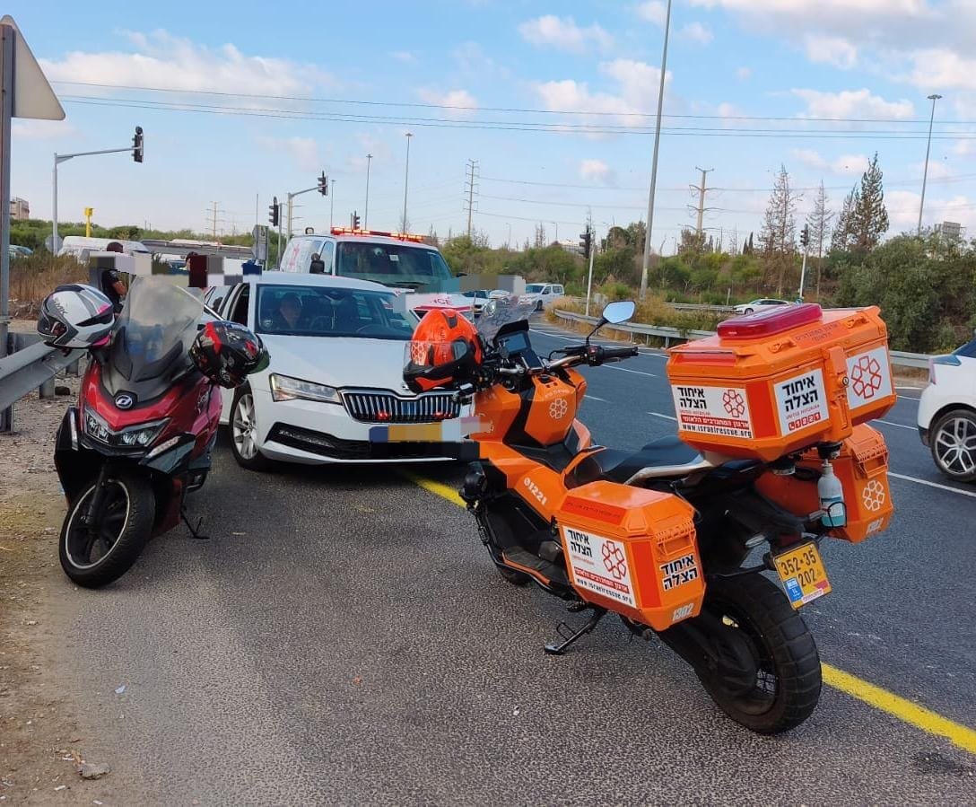 רוכב אופנוע נפצע בתאונה בכניסה לחולון