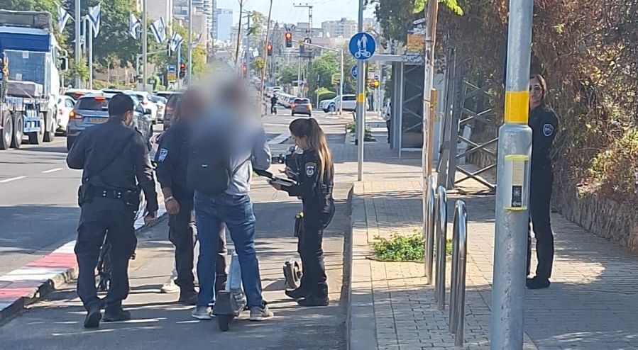 עשרות דוחות לרוכבי כלים חשמליים במבצע אכיפה בחולון