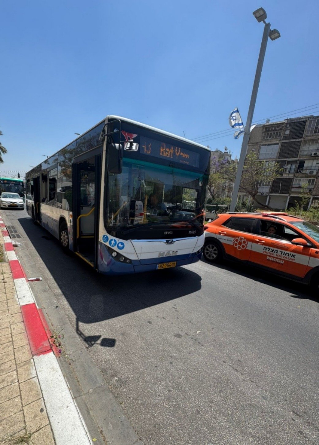תאונה בין שני אוטובוסים בחולון