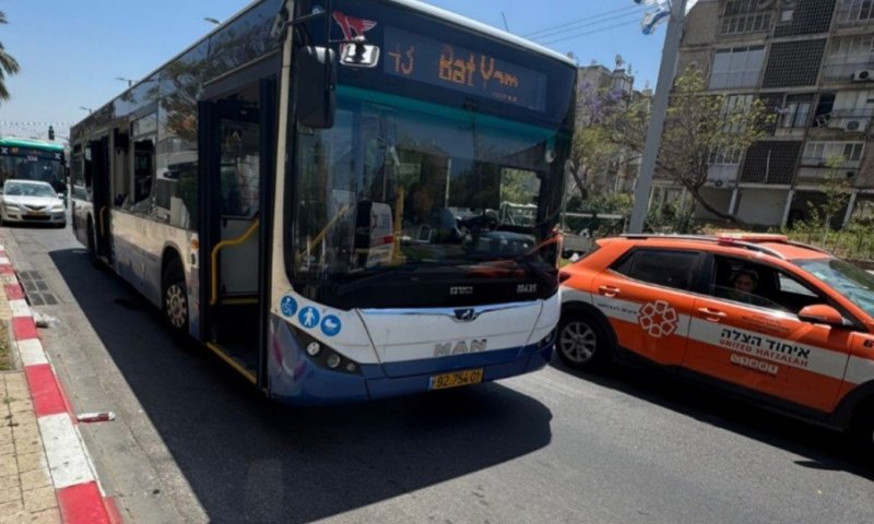 תאונה בין שני אוטובוסים בחולון