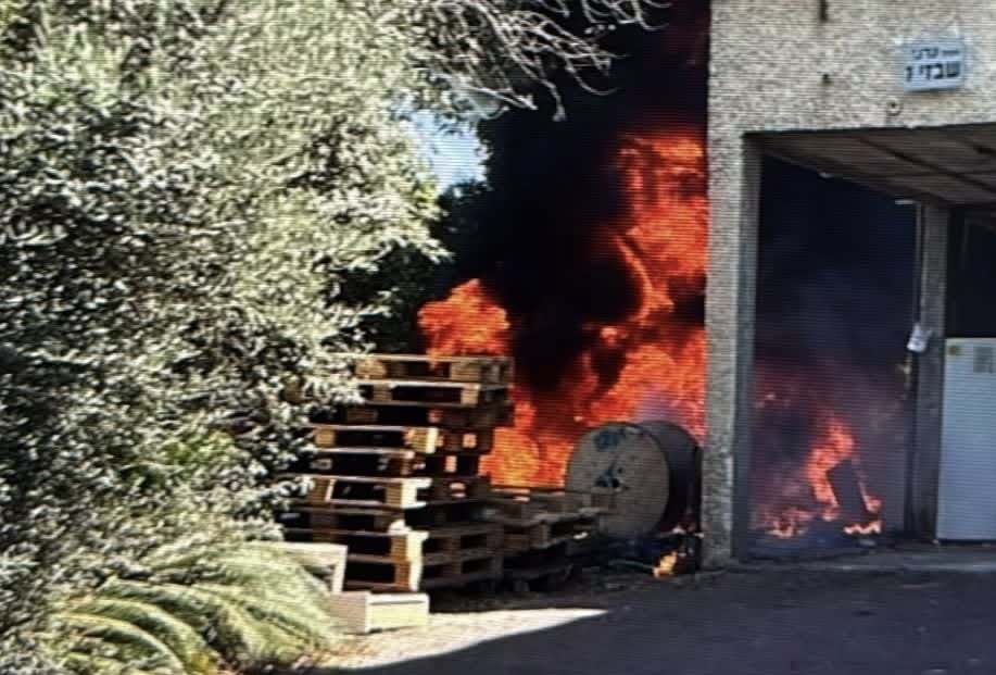 לוחמי האש פועלים בשריפה מסוכנת בשכונת נחלת יהודה