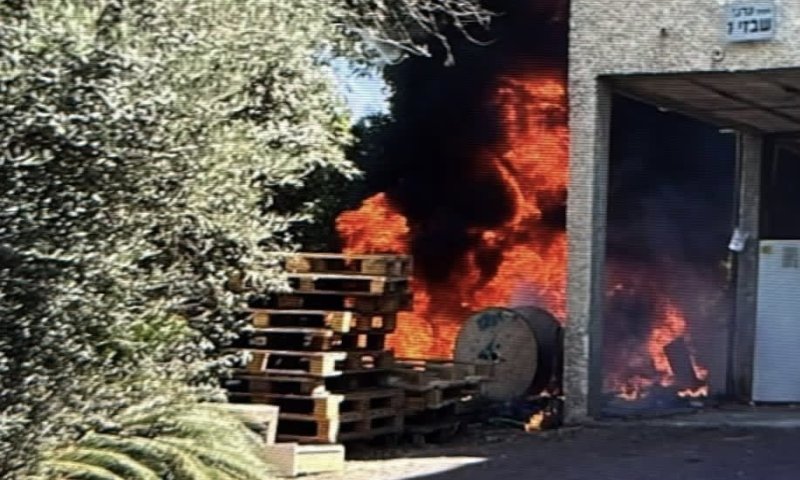 לוחמי האש פועלים בשריפה מסוכנת בשכונת נחלת יהודה