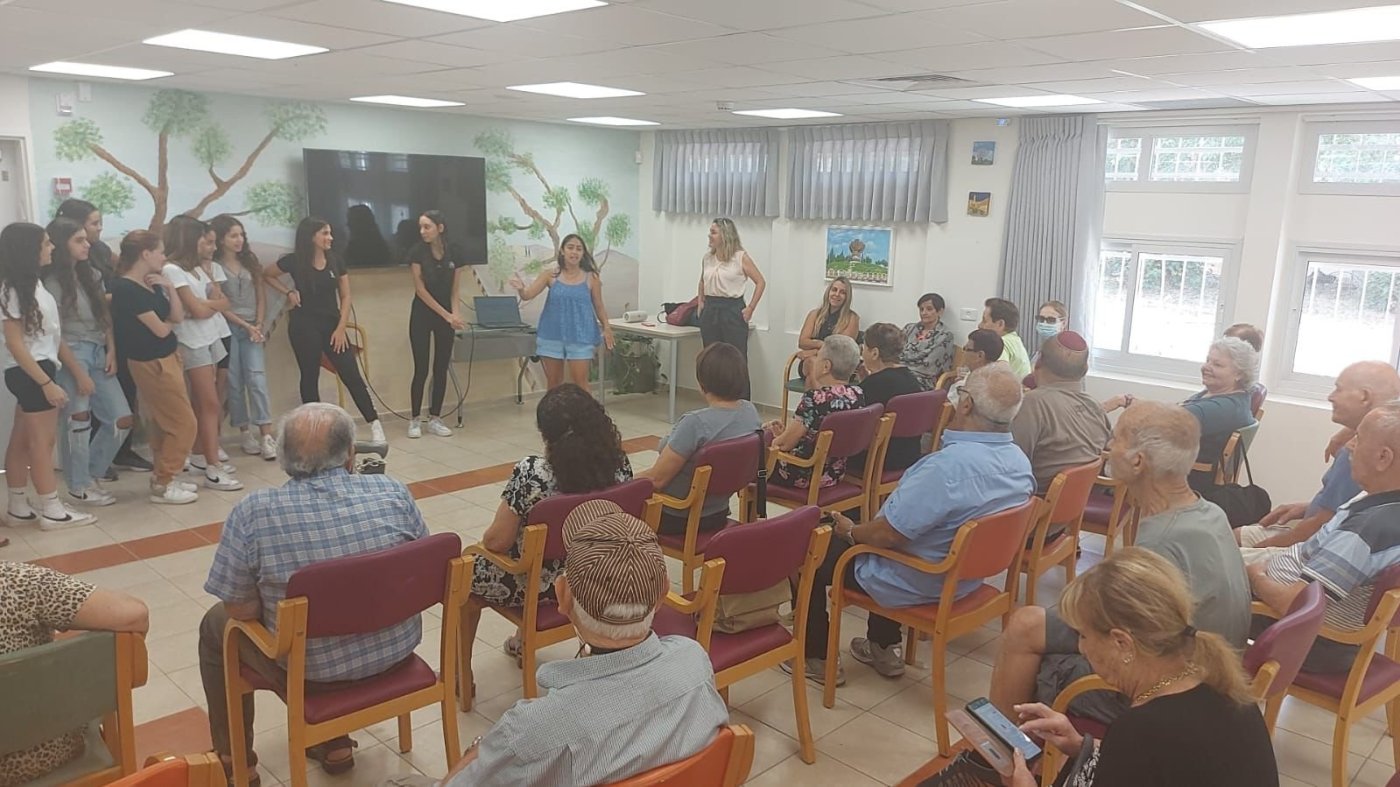 מתחפשים עם AI: פעילות פורים בין-דורית וחדשנית תתקיים בראשון לציון