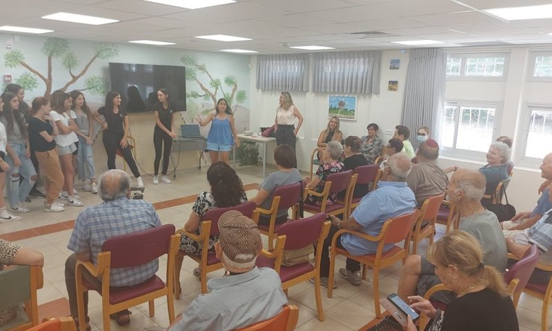 מתחפשים עם AI: פעילות פורים בין-דורית וחדשנית תתקיים בראשון לציון