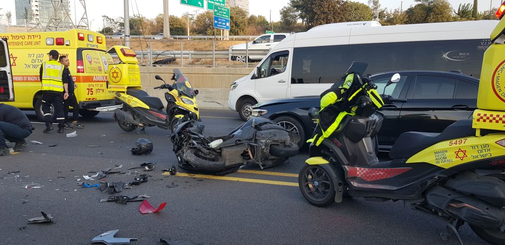 תאונת אופנוע קשה סמוך למחלף משה דיין