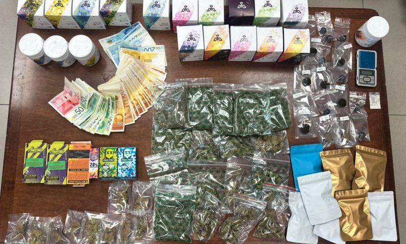 סמים רבים וכסף מזומן נתפסו בדירה בבת ים