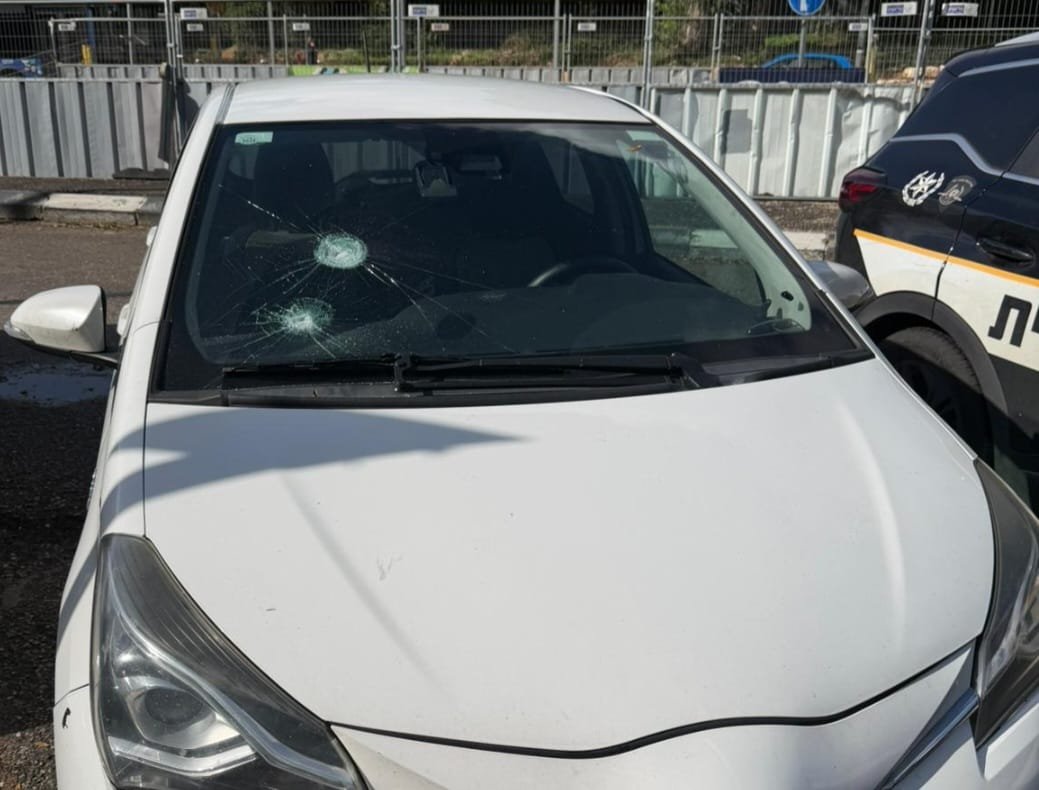 תושב חולון נעצר בחשד לניפוץ שמשה של ניידת משטרה