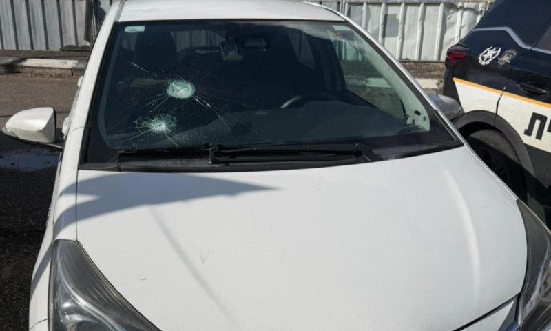 תושב חולון נעצר בחשד לניפוץ שמשה של ניידת משטרה