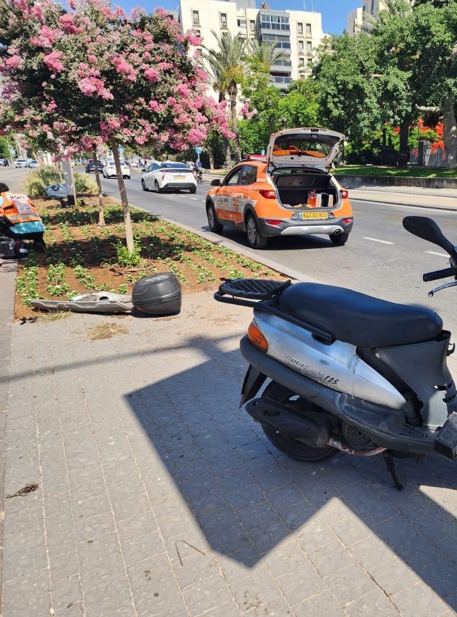 פצוע בתאונה בין אופנוע למונית בבת ים