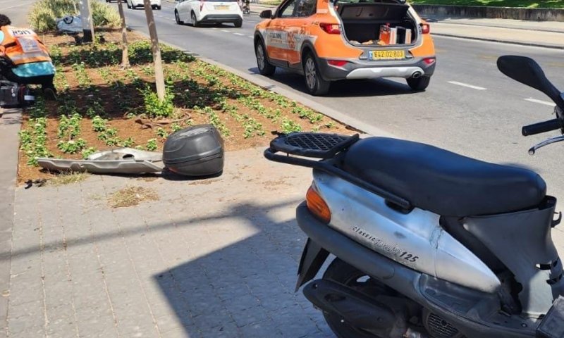 פצוע בתאונה בין אופנוע למונית בבת ים