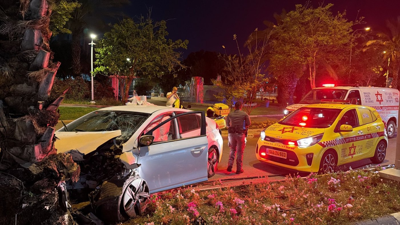 קטין נפצע קשה בהתנגשות רכב בעץ באזור