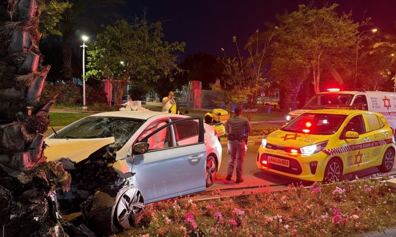 קטין נפצע קשה בהתנגשות רכב בעץ באזור