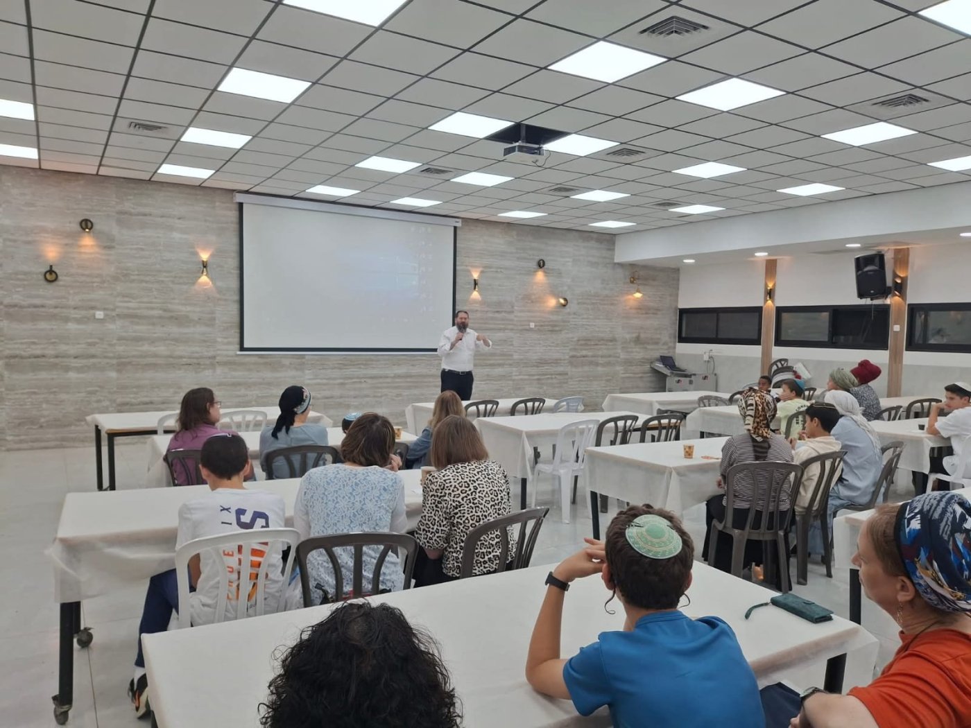 השביל הזה מתחיל כאן: מסע בר המצווה בישיבת בני עקיבא הדרום נפתח בערב בין דורי מרגש