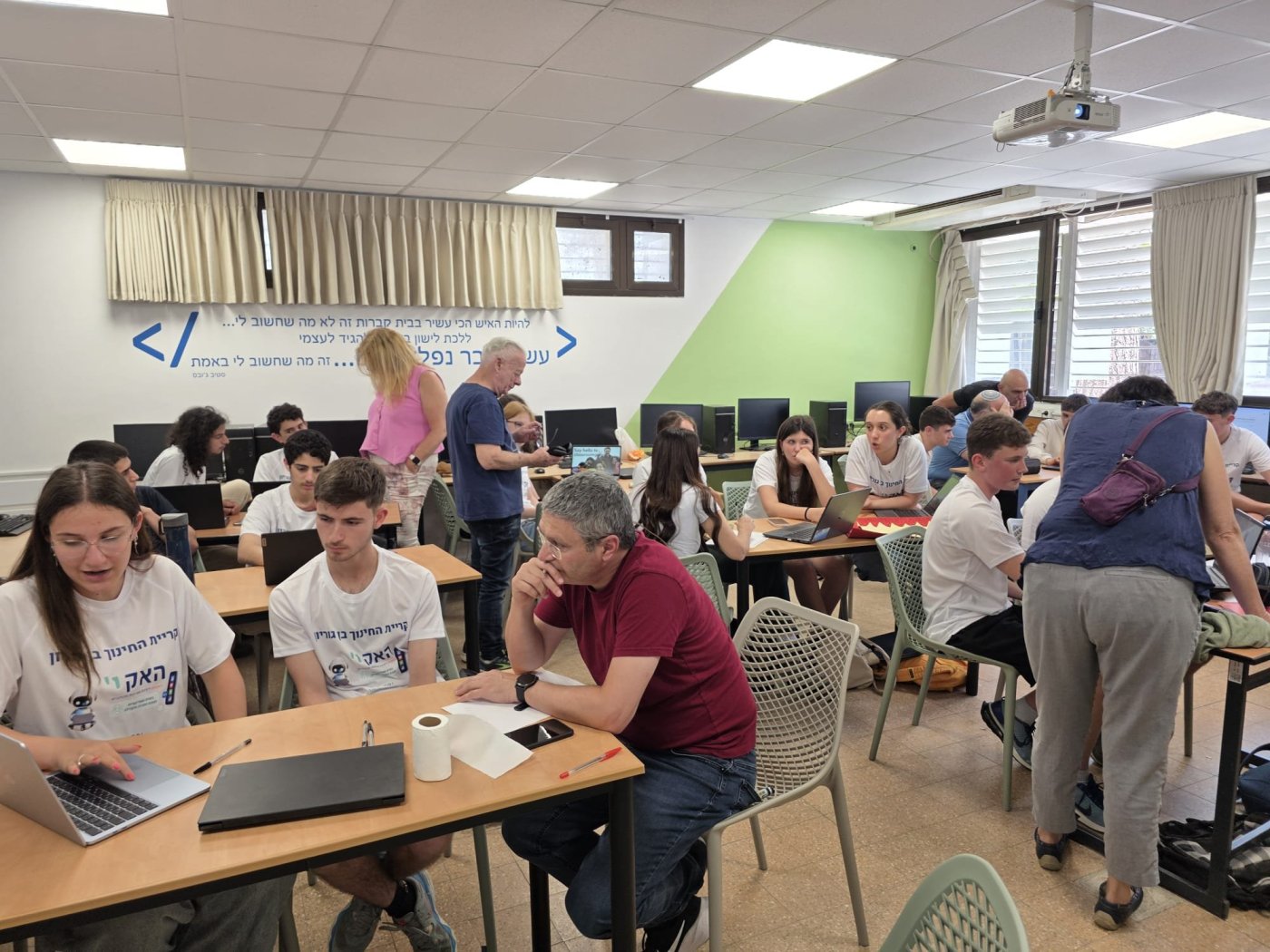 לא עומדים מהצד: תלמידי ביה"ס בן גוריון בנס ציונה פיתחו פתרון AI למאבק באלימות בקרב בני נוער
