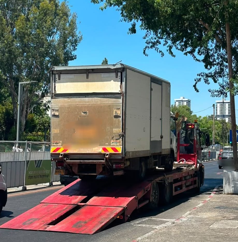 תושב בת ים נהג על משאית עם רשיון של קטנוע