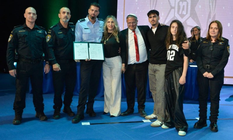 מפקד תחנת משטרת חולון קיבל את דרגתו החדשה