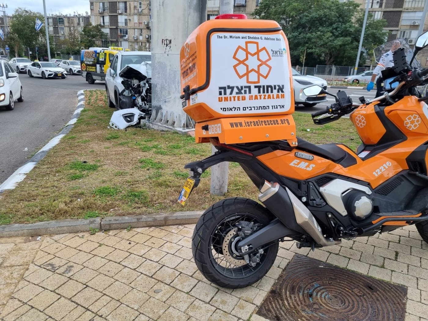 נהג רכב נפצע כשהתנגש בעמוד בטון בשכונת נאות רחל בחולון