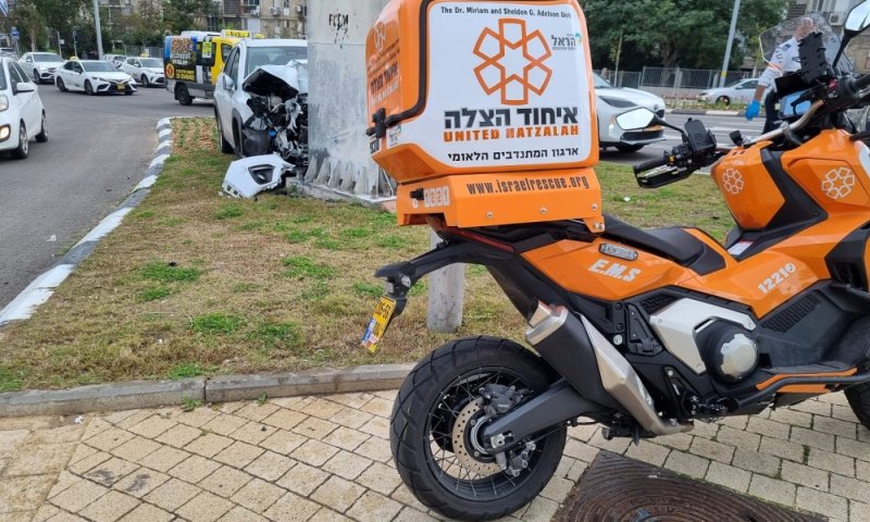 נהג רכב נפצע כשהתנגש בעמוד בטון בשכונת נאות רחל בחולון