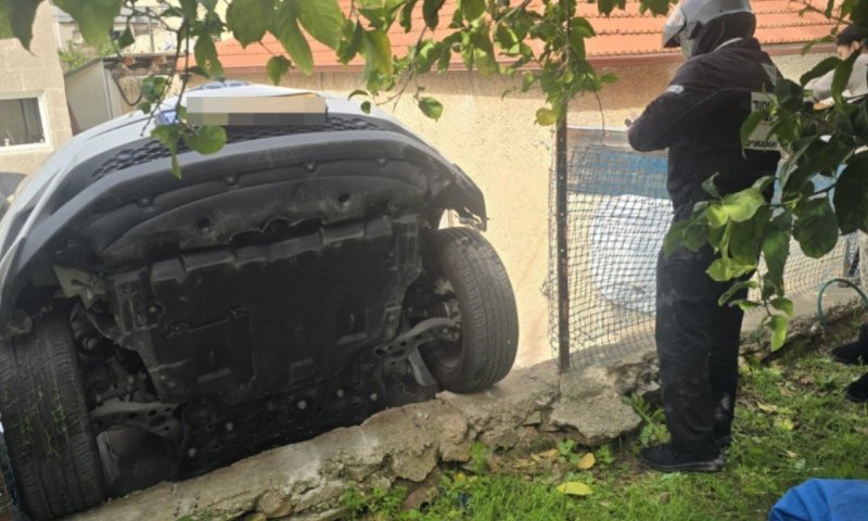 פצועים בהתהפכות רכב לחצר בניין בחולון