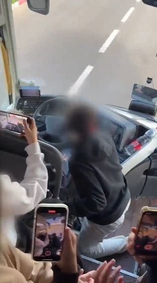 נהג הסעות מבת ים חשוד כי נתן לילדים לאחוז בהגה בזמן נסיעה