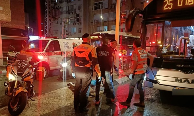 פצוע אנוש מפגיעת אוטובוס בבת ים