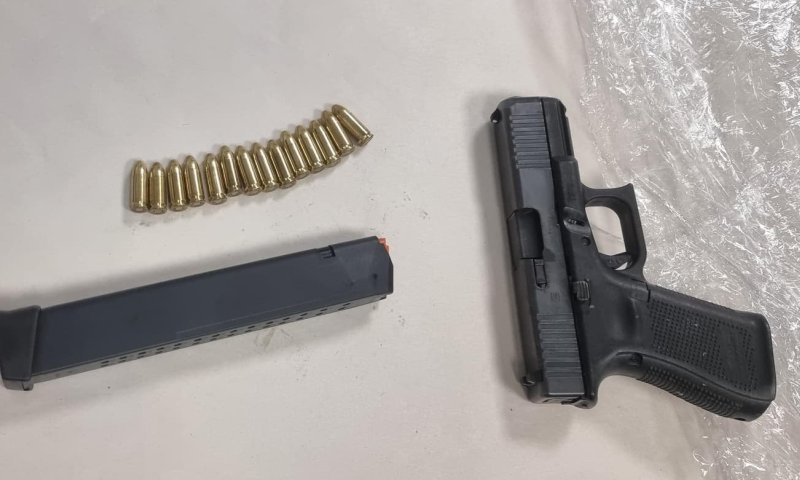 אקדח, סמים וקורקינט גנוב נתפסו בדירה באזור