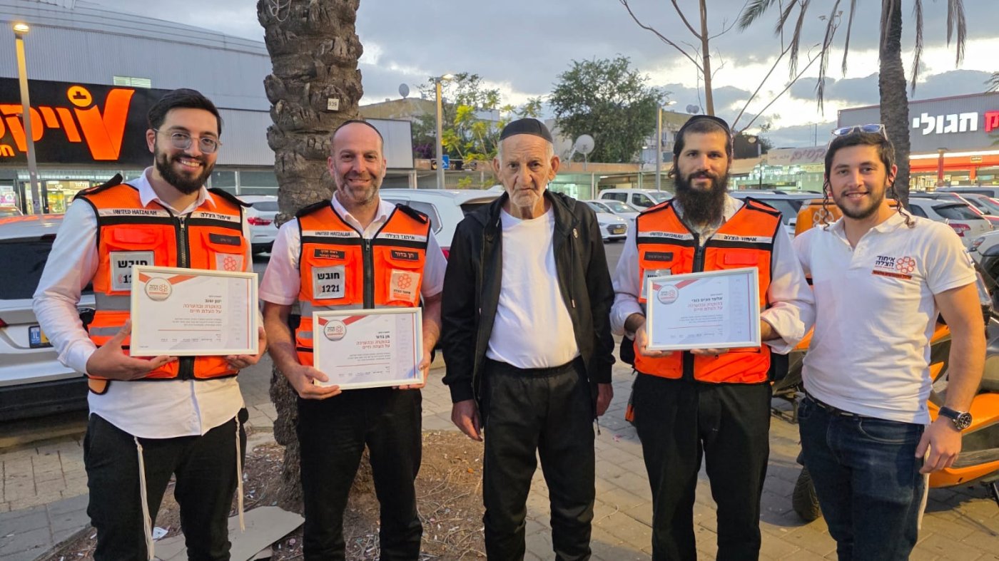 חובשי איחוד הצלה נפגשו עם תושב חולון שהצילו את חייו