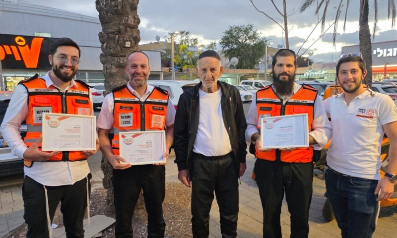 חובשי איחוד הצלה נפגשו עם תושב חולון שהצילו את חייו