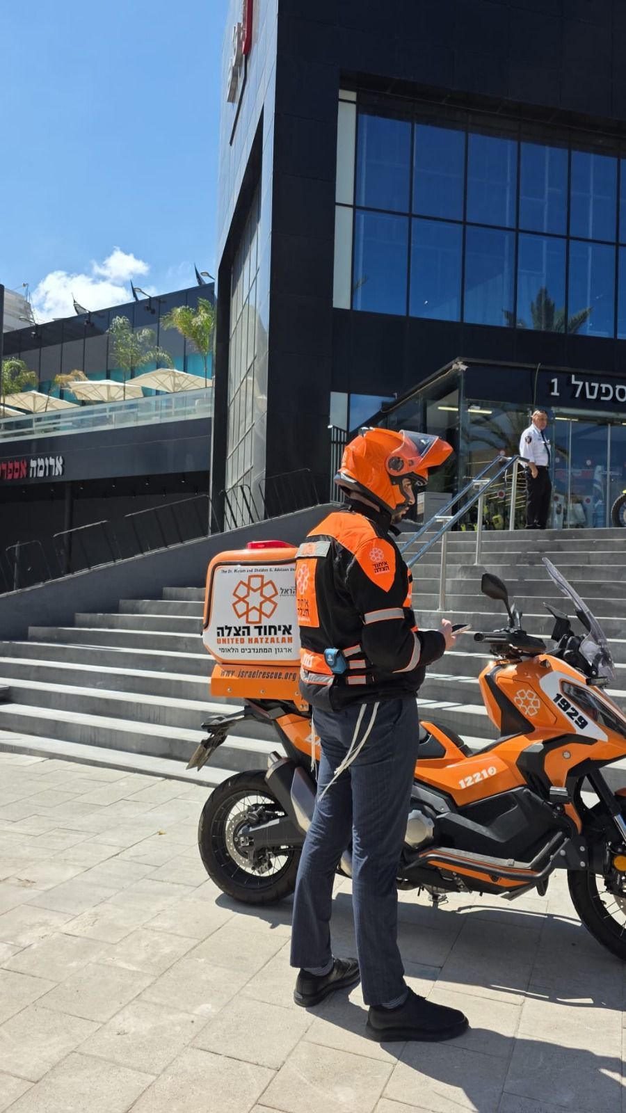 נערה נפצעה בתאונת עבודה בקניון בת ים