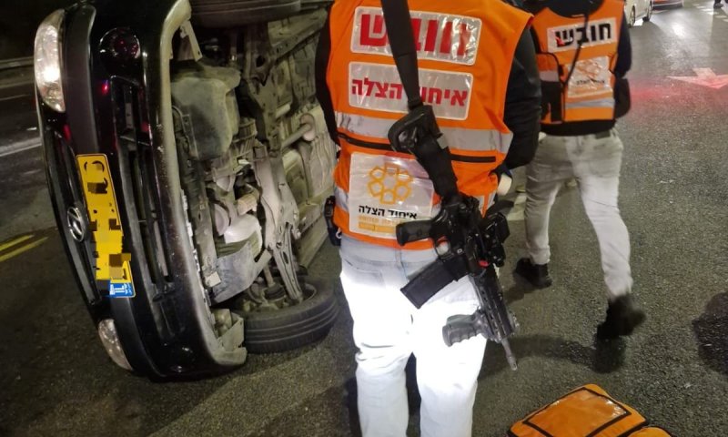 פצוע בהתהפכות רכב בכניסה לחולון