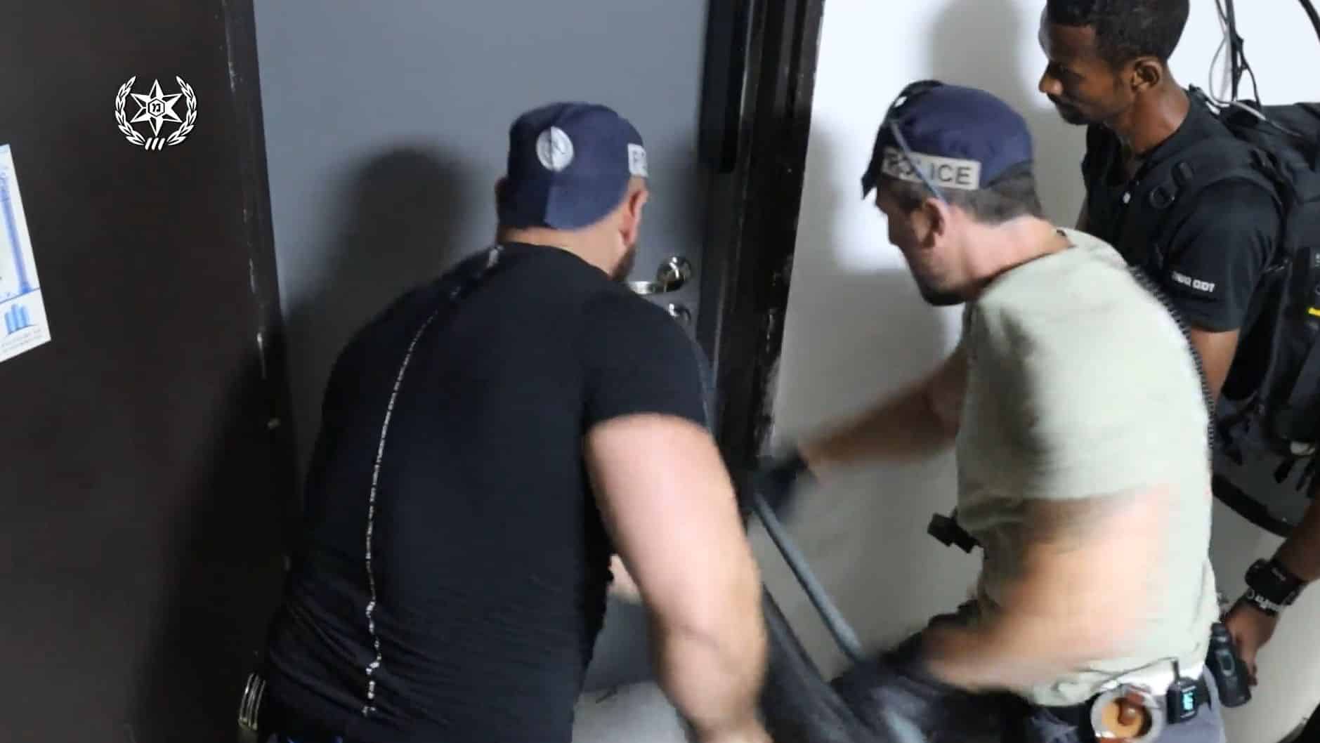שוטרים פריצה לדירה צילום דוברות משטרת ישראל